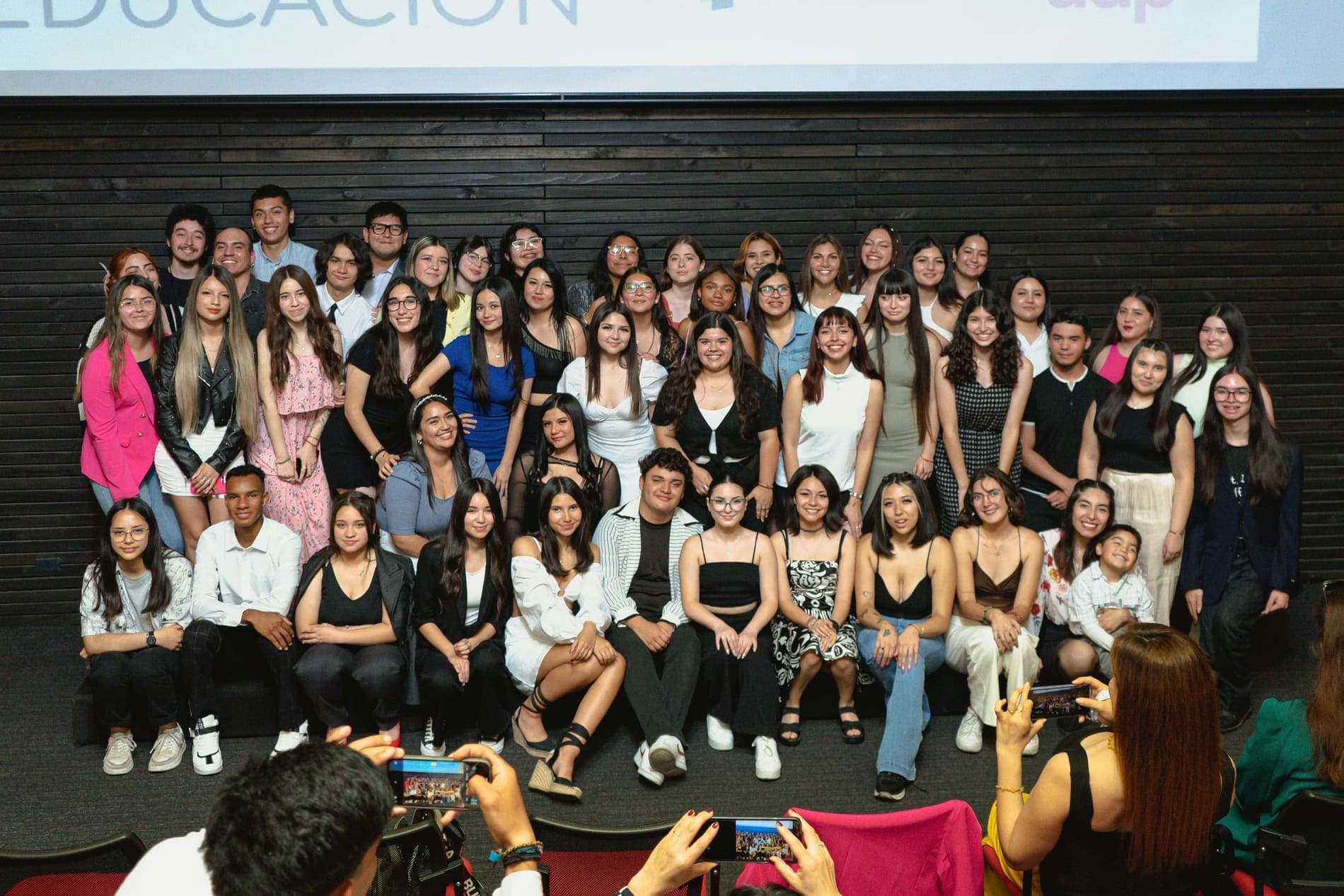 +350 estudiantes